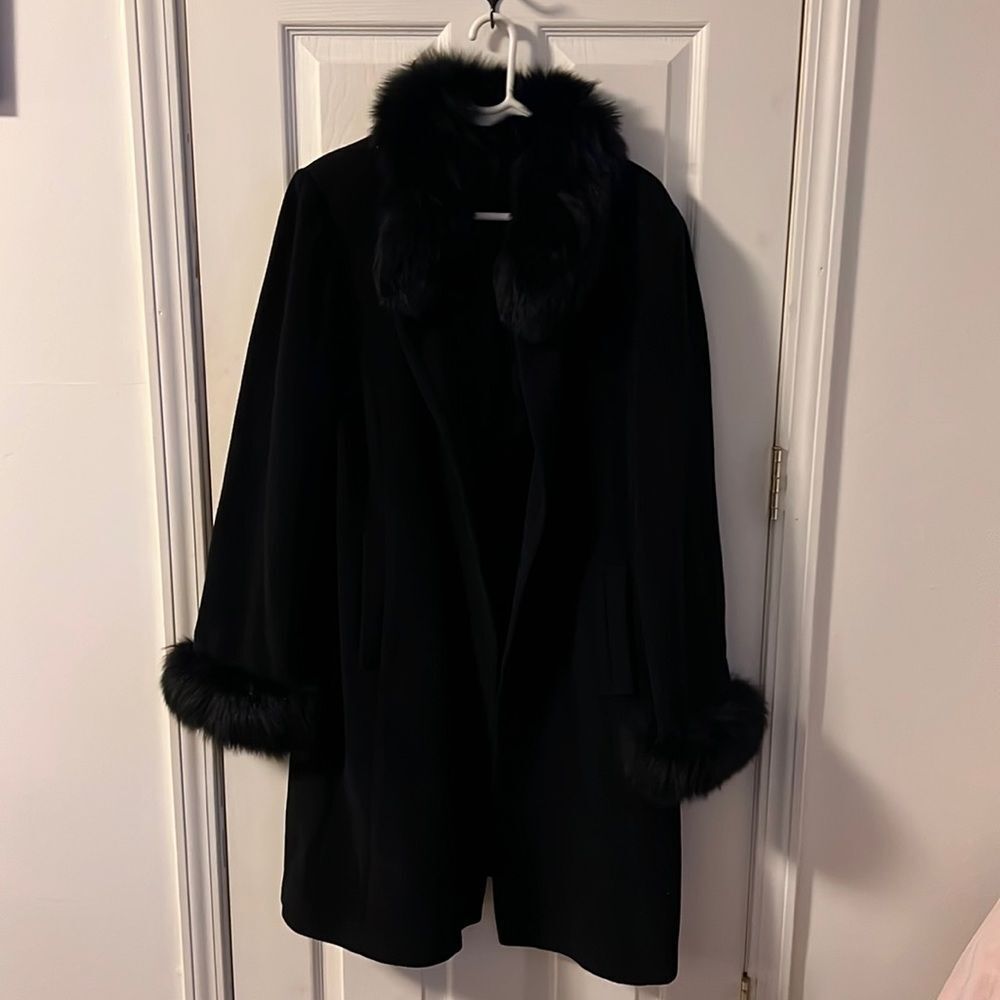 3/4 length XL Womens swing coat with fur collar